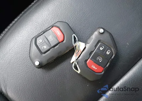 2018 Jeep Wrangler Unlimited Sahara 4X4 из США, поврежденный, VIN 1C4HJXEG1JW205789